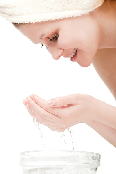 Junge Frau wäscht Gesicht — Stockfoto