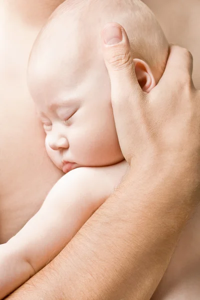 Lttle dziecko na ręce Ojca — Zdjęcie stockowe