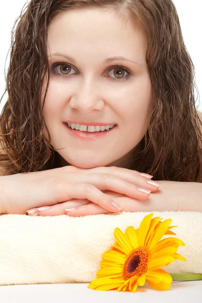 Closeup mulher retrato que coloca na toalha — Fotografia de Stock