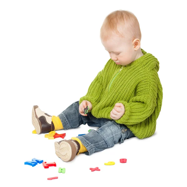 Junge spielt mit Buchstaben — Stockfoto