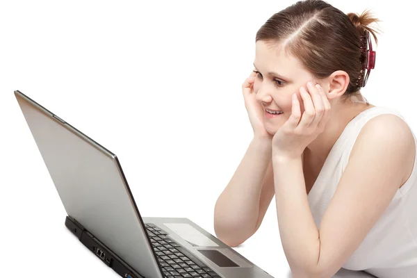 Laying woman looking to laptop — Stock Photo, Image