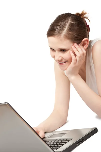 Legehennenfrau arbeitet mit Laptop — Stockfoto