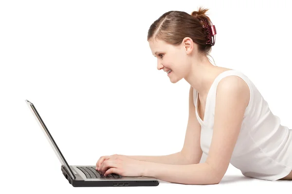 Женщина, работающая с ноутбуком на полу — стоковое фото