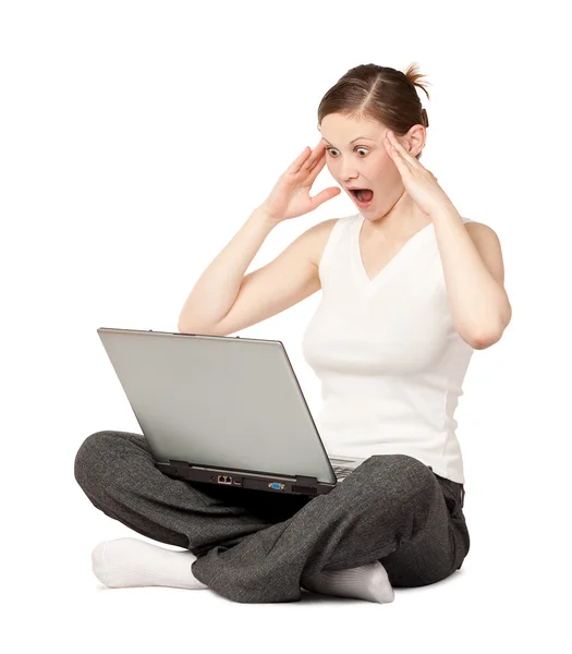 Donna stupita con laptop — Foto Stock