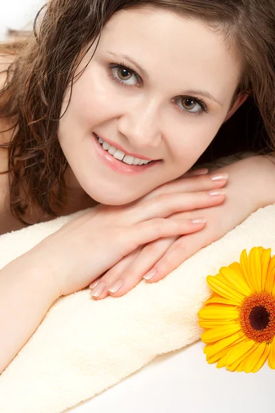 Lächelnde Frau liegt auf dem Handtuch — Stockfoto