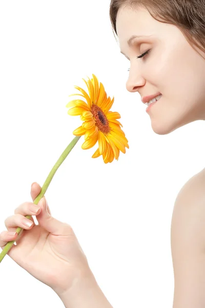 Vrouw ruikende bloem — Stockfoto
