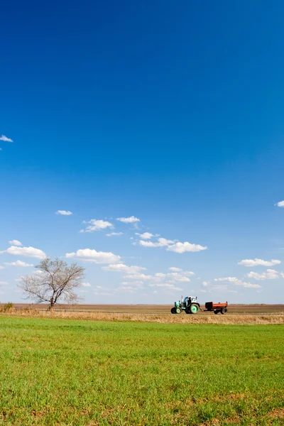 Traktor pracující na polích — Stock fotografie