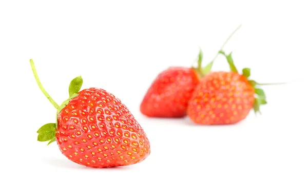 सफेद पर तीन स्ट्रॉबेरी — स्टॉक फ़ोटो, इमेज