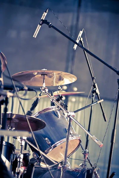 Drums en microfoons — Stockfoto