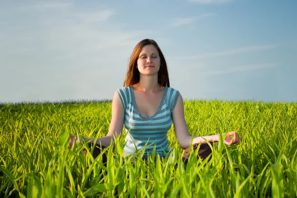 Kobieta medytująca — Zdjęcie stockowe
