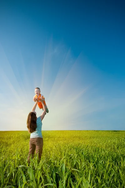 Annesi holding güneş — Stok fotoğraf