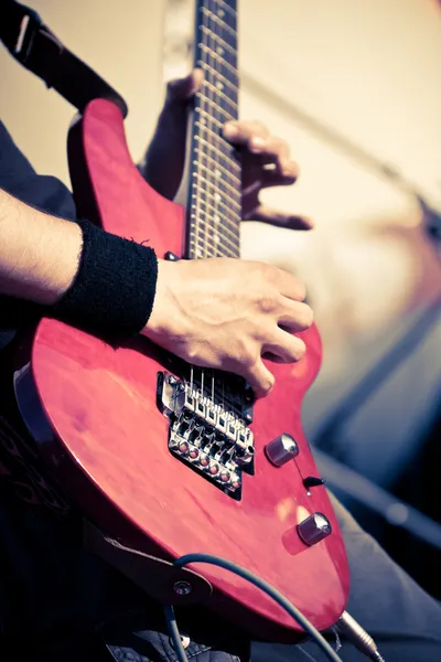 Guitarra en manos de hombre Imagen De Stock