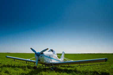 airpale mavi gökyüzü altında