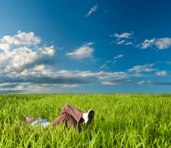 Женщина, лежащая на траве — стоковое фото
