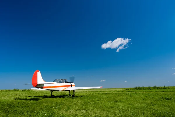 Avião sob os céus azuis — Fotografia de Stock