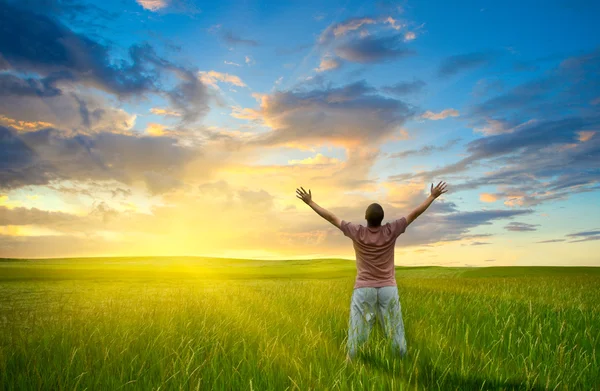 Hombre de pie en el campo — Foto de Stock