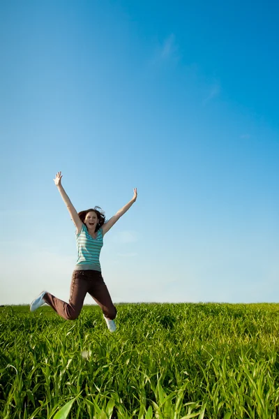 Mujer joven saltando en geen field — Foto de Stock