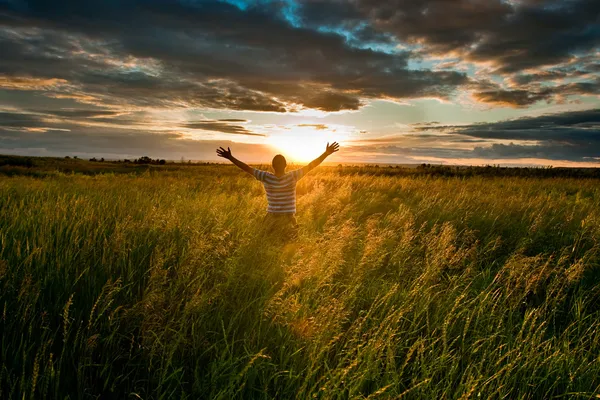 Homem feliz em arquivado — Fotografia de Stock