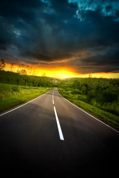 Strada verso il tramonto — Foto Stock
