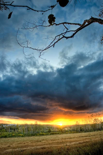 Sunset hills arkasında — Stok fotoğraf