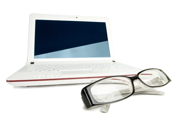 Izolované netbook s brýlemi — Stock fotografie
