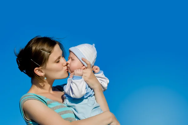 Madre baciare il suo piccolo figlio — Foto Stock