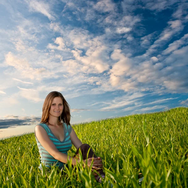 女人坐在草地上 — 图库照片