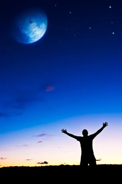 Mannen stiger händer under månen — Stockfoto