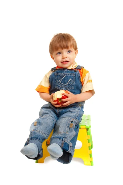 Chlapec s apple, sedí na židli — Stock fotografie