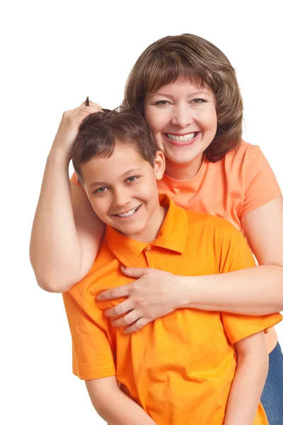Мать обнимает сына — стоковое фото