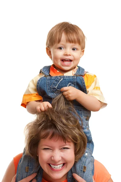 Son sitter på mamma axlar — Stockfoto