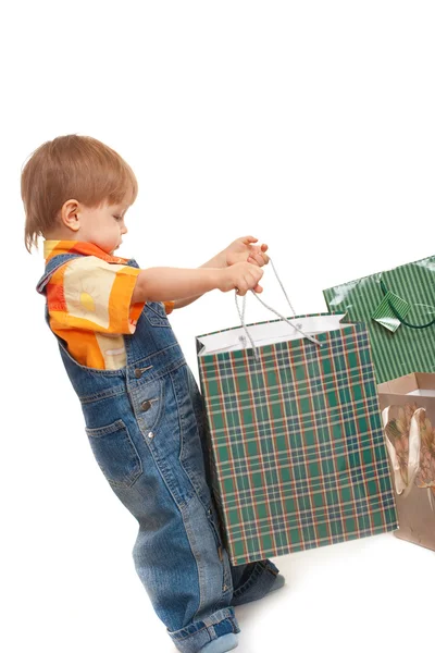 Маленький мальчик держит бумажный пакет — стоковое фото