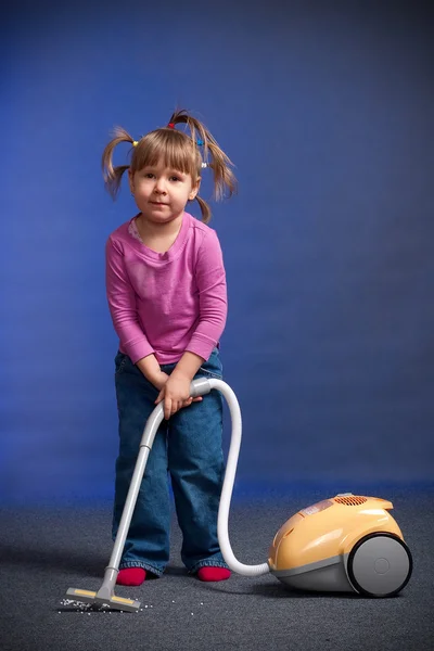 Mała dziewczynka z odkurzaczem — Zdjęcie stockowe