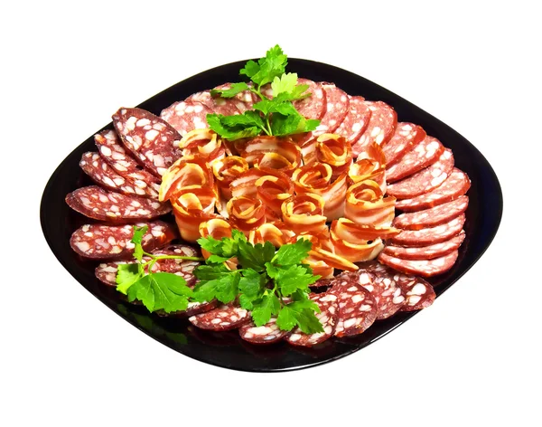 Corte de bacon de salsicha defumada e salsa na placa preta — Fotografia de Stock