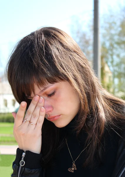 The young beautiful girl crying. — Stock Photo, Image