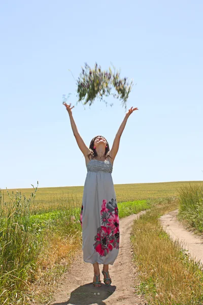 The girl throws upwards a bunch of flowers — Stock Photo, Image