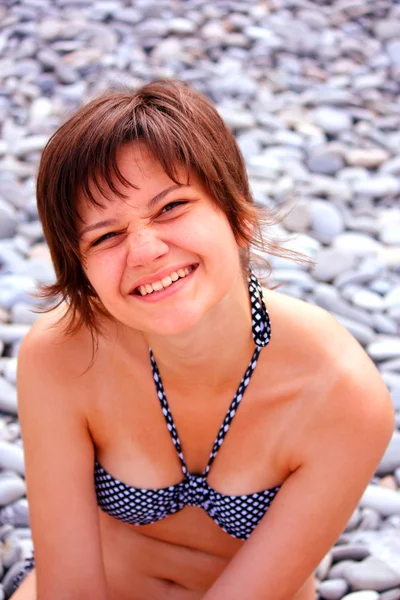 Улыбающаяся девушка на пляже — стоковое фото