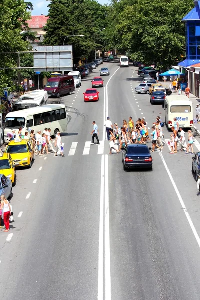 Gyalogos átkelés az utcán a külvárosban Szocsi — Stock Fotó