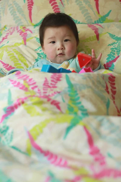 Schöne chinesische Baby im Bett — Stockfoto