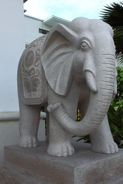 Каменная статуя слона — стоковое фото
