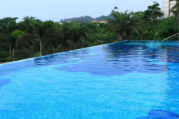 Zwembad in het resort — Stockfoto