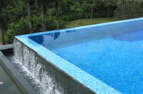 Tatil köyünde yüzme havuzu Telifsiz Stok Imajlar