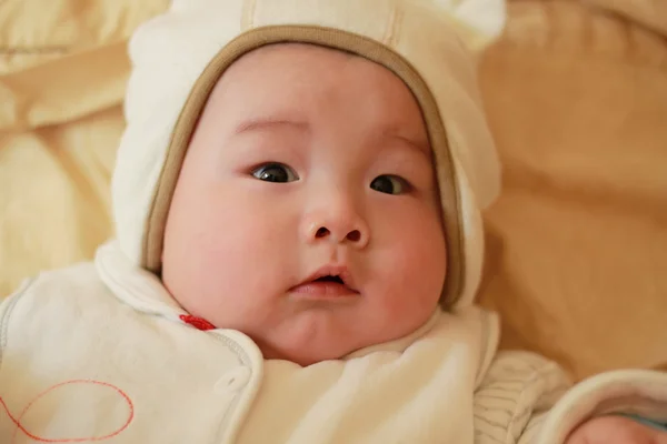 Bebê lindo com um chapéu de desenho animado — Fotografia de Stock