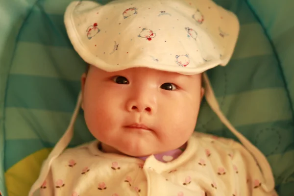 Bebê lindo com um chapéu lindo — Fotografia de Stock