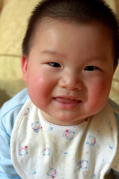 Lächelnder Junge — Stockfoto