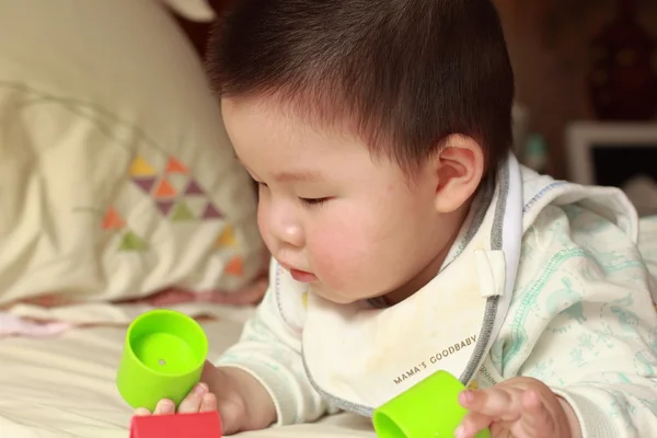 Chiński chłopiec gry zabawki — Zdjęcie stockowe