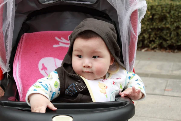 Baby i barnvagnen — Stockfoto