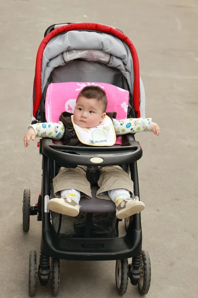 Lindo bebé en el cochecito —  Fotos de Stock