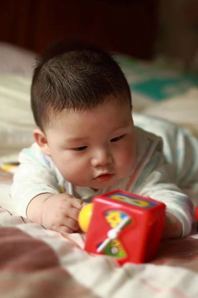 Bebé jugando juguetes —  Fotos de Stock