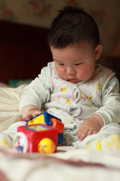 Κινεζική μωρό παίζει παιχνίδια — Φωτογραφία Αρχείου